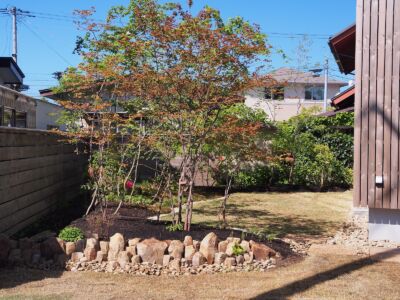 柱状節理の土留め 柱状節理の土留め|能代市の造園、庭づくり