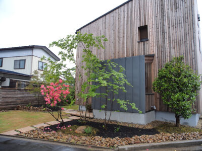 ランダムに敷いただけのグリ石の土留め ランダムに敷いただけのグリ石の土留め|能代市の造園、庭づくり