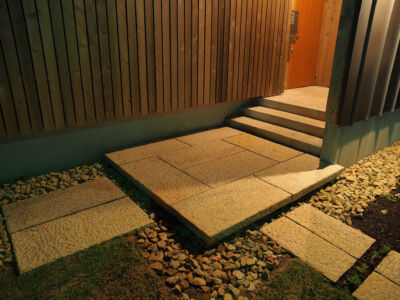 浮き出る陰影の玄関ポーチ 浮き出る陰影の玄関ポーチ|能代市の造園、庭づくり