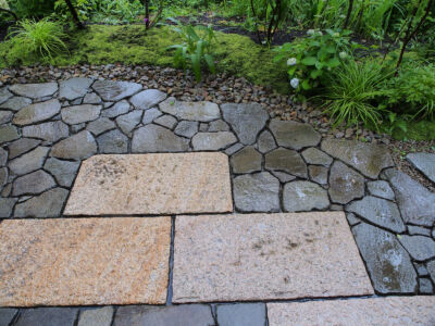 石は濡れると落ち着いた色合い 石は濡れると落ち着いた色合い|秋田市の造園、庭づくり